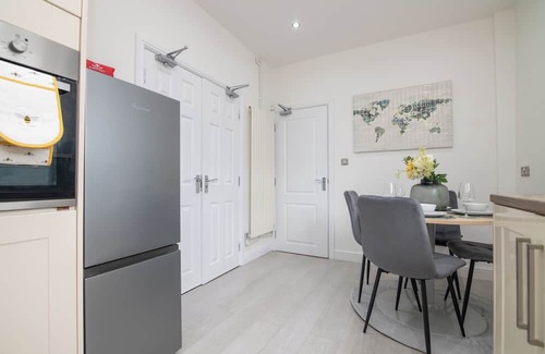 Oldbury House | Luxury 2 Bedroom Home Near Birmingham - Fast WiFi