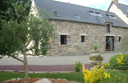 Reminiac House | Holiday Home 'La Clémençaie' with Private Terrace, Private Garden and Wi-Fi
