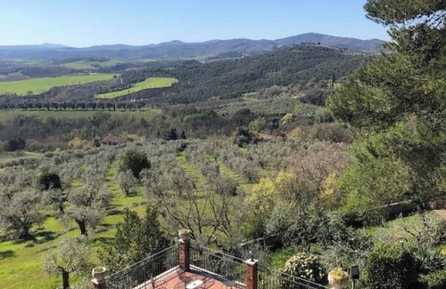 Monte Vibiano Vecchio Villa | Villa Cesari Tiberi - private pool and frescoes