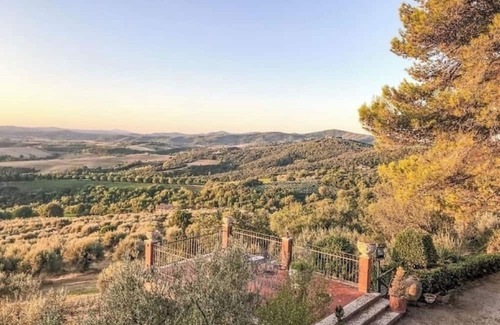 Monte Vibiano Vecchio Villa | Villa Cesari Tiberi - private pool and frescoes