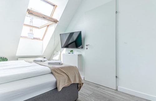 Favoriten Hotel | Lovely Room Next to Hauptbahnhof -Air conditioned