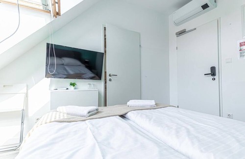 Favoriten Hotel | Lovely Room Next to Hauptbahnhof -Air conditioned