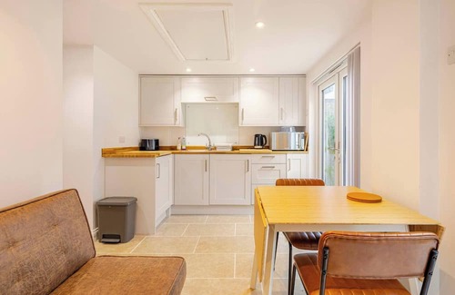 Gaywood Apartment | Skylight Studio near Hospital