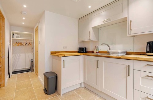 Gaywood Apartment | Skylight Studio near Hospital