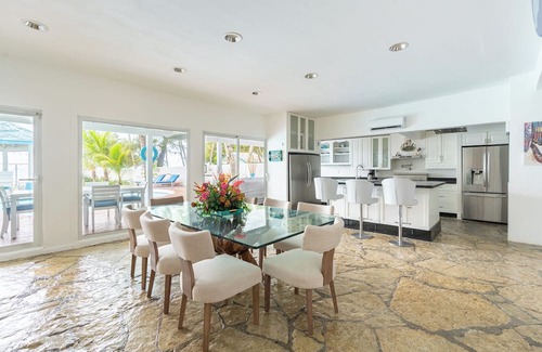 Guayacanes Villa | Spacious 5-bedroom villa in delightful Playa Juan Dolio with AC, WiFi