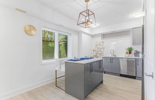 Niagara Falls Apartment | 2BR Family Retreat w/BBQ | 4 Mins to Niagra Falls