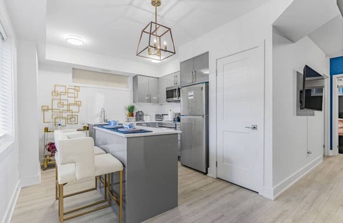 Niagara Falls Apartment | 2BR Family Retreat w/BBQ | 4 Mins to Niagra Falls