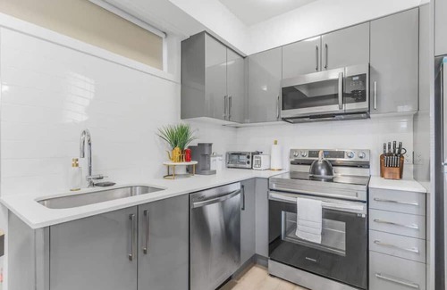 Niagara Falls Apartment | 2BR Family Retreat w/BBQ | 4 Mins to Niagra Falls