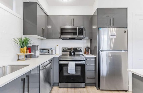 Niagara Falls Apartment | 2BR Family Retreat w/BBQ | 4 Mins to Niagra Falls