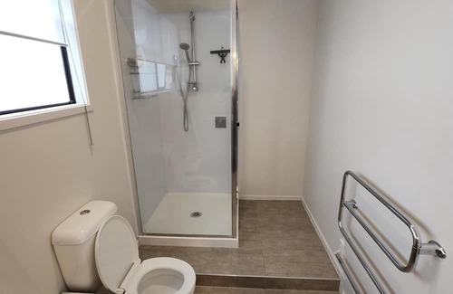 Onerahi Cabin | We are 10 minutes from the CBD. 3 minutes walk from the airport.