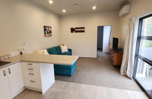 Onerahi Cabin | We are 10 minutes from the CBD. 3 minutes walk from the airport.