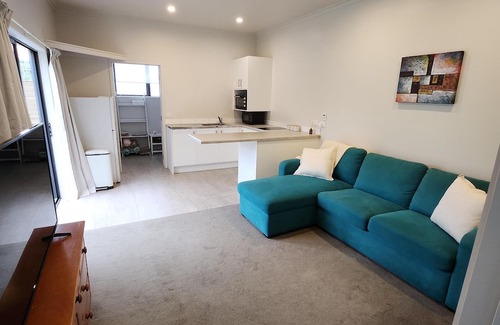 Onerahi Cabin | We are 10 minutes from the CBD. 3 minutes walk from the airport.
