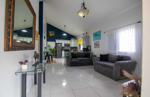Kingston House | Charming 1-bedroom house with WiFi and AC 20 min from Kingston