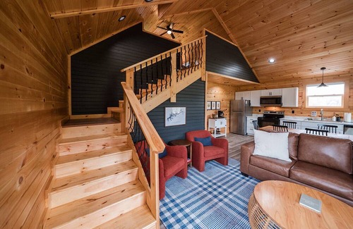 Jamestown Cabin | HOT TUB~Dog Friendly Cabin~Fishing~River boat ramp~20 Min to Lake Cumberland