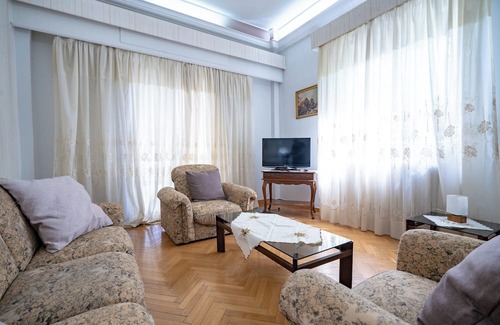 Irakleio Apartment | Retro 2-Bdrm House Near Metro in Heraklion by ΜΡS