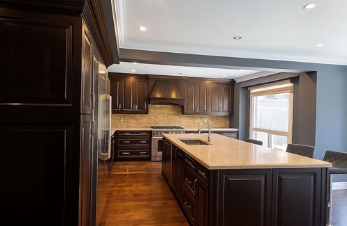 Whitby House | Luxury home 4BR, Pool, & 5 Mins to 401