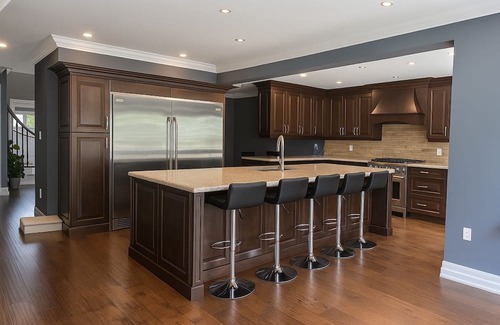Whitby House | Luxury home 4BR, Pool, & 5 Mins to 401