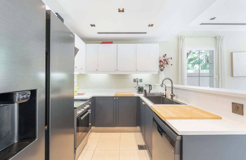 Jumeirah Village Triangle House | Stunning villa that sleeps 7 in JVT!