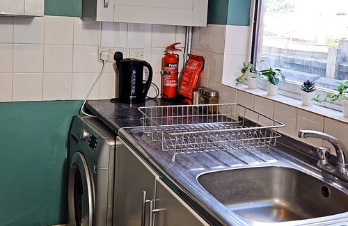 Derby House | Ivy Green House - Central,Wifi,Netflix,Sleeps 7 - Business and Family Friendly