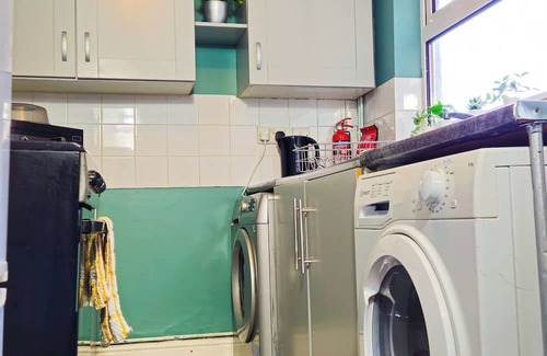 Derby House | Ivy Green House - Central,Wifi,Netflix,Sleeps 7 - Business and Family Friendly