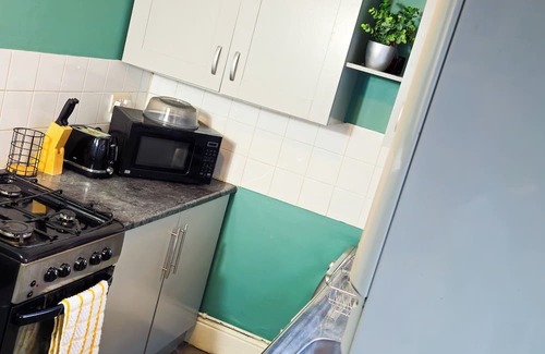 Derby House | Ivy Green House - Central,Wifi,Netflix,Sleeps 7 - Business and Family Friendly