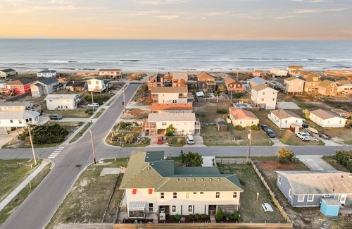 Colington Cottage | Counting Pelicans + Ocean View + Pelican Hunt in Kill Devil Hills, NC