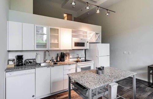 Downtown Cincinnati Apartment | CBD, OTR 1BR, Gym, Pool, 5 mins walk to stadiums