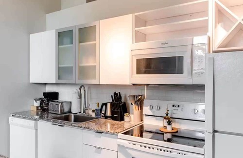 Downtown Cincinnati Apartment | CBD, OTR 1BR, Gym, Pool, 5 mins walk to stadiums