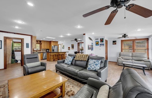 Kingsland House | Charming 2BR Waterfront Retreat - Lake LBJ - Boat Dock w/Lift, Fire Pit, Game Table