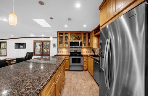 Kingsland House | Charming 2BR Waterfront Retreat - Lake LBJ - Boat Dock w/Lift, Fire Pit, Game Table