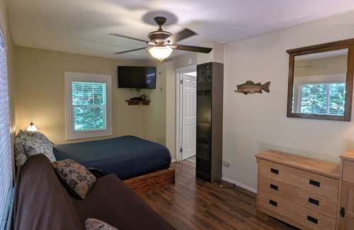 Klamath Cabin | Perfect home base for all things "Redwoods"! Space to park boat. Dog friendly.