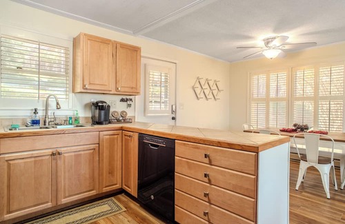 Beech Mountain Condo | Walk to Slopes | Updated 2BR Retreat w/Fireplace & Pet-Friendly