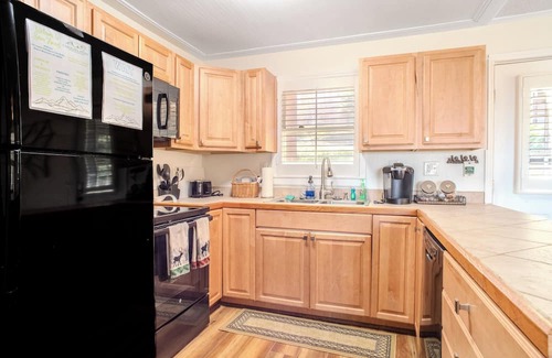 Beech Mountain Condo | Walk to Slopes | Updated 2BR Retreat w/Fireplace & Pet-Friendly