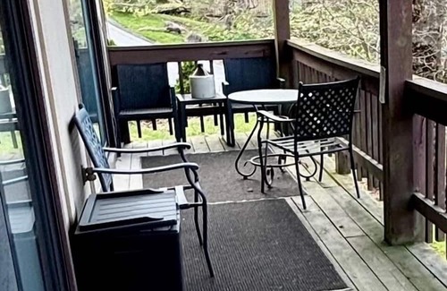 Beech Mountain Condo | Walk to Slopes | Updated 2BR Retreat w/Fireplace & Pet-Friendly