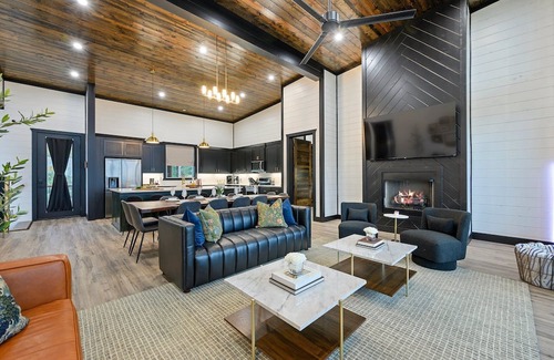Broken Bow Cabin | 2Mountaintop Cabins Pool Saunas Slides Views &More