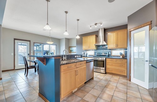 Chestermere House | Lake Chestermere /Exsecutive Home, 5BR, Sleep 9 /Golf Course /Near Calgary