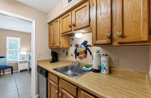 Port Aransas Condo | Roomy 1 BDRM block from the BEACH Large Pool w/a Private Courtyard