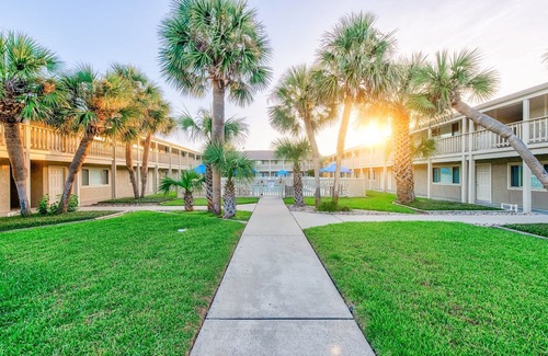 Port Aransas Condo | Roomy 1 BDRM block from the BEACH Large Pool w/a Private Courtyard