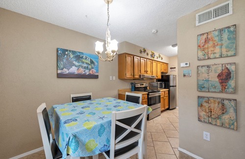 Port Aransas Condo | Roomy 1 BDRM block from the BEACH Large Pool w/a Private Courtyard