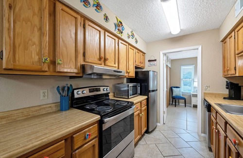 Port Aransas Condo | Roomy 1 BDRM block from the BEACH Large Pool w/a Private Courtyard