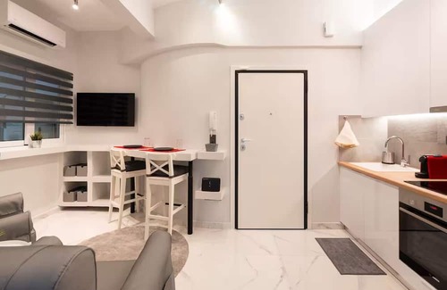 Exarhia Apartment | Unique Urban Gem in Neapoli/Exarcheia