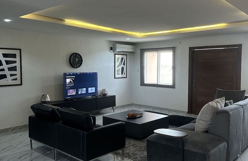 Ofin Apartment | Chic and Spacious: Modern 4-Bedroom Flat with a Sleek Black Twist