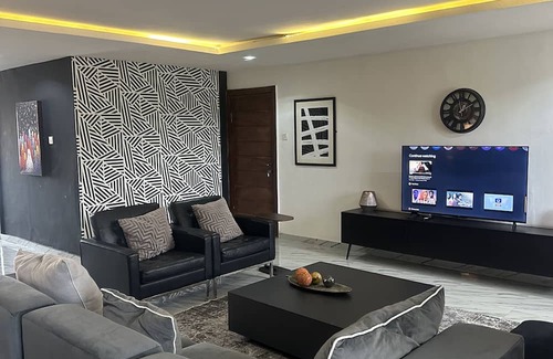 Ofin Apartment | Chic and Spacious: Modern 4-Bedroom Flat with a Sleek Black Twist