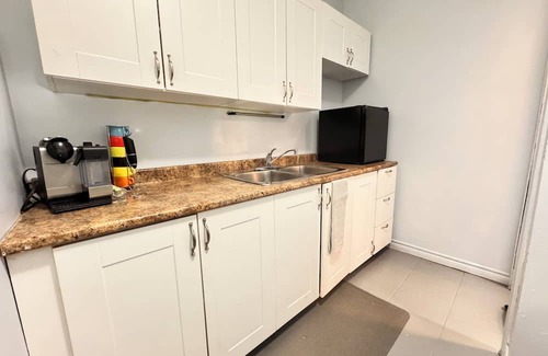 Port Credit Apartment | Lakeshore Full Apartment - Steps to Bars & Fun in Port Credit