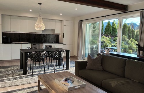 Okanagan-Similkameen Bed & Breakfast | Villa Carmel- Garden Suite 1 minute walk to Skaha Lake