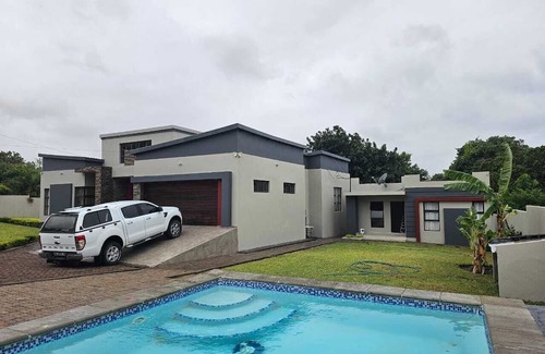 Gueima House | 3-bedroom house in enchanting Praia Do Bilene with WiFi, AC