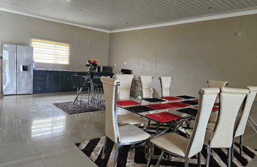 Gueima House | 3-bedroom house in enchanting Praia Do Bilene with WiFi, AC