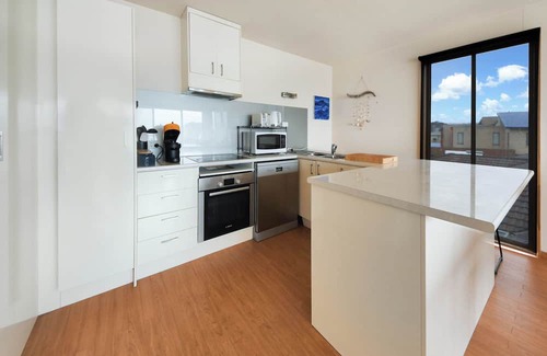 Portland Apartment | Soak up the seaside breeze and enjoy uninterrupted sea views!
