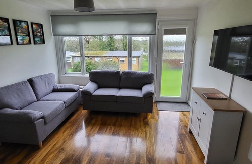 Kilkhampton Cabin | Bright and spacious 2 bedroom holiday lodge. Free wi-fi and pet friendly!