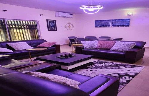 Ikeja Apartment | Ikeja Upscale 3-bedroom off Allen Street: 10 Minutes To International Airport